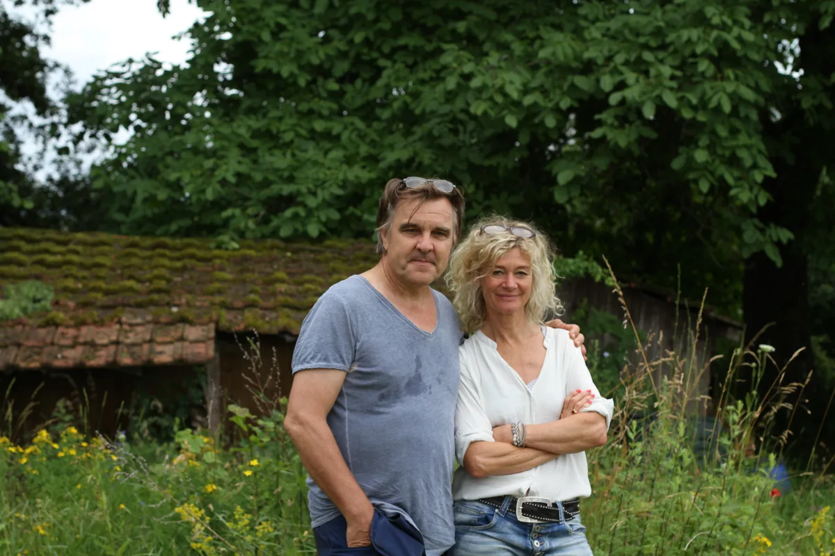 Daniel Rohr und Hanna Scheuring in ihrem Garten in Bubikon.